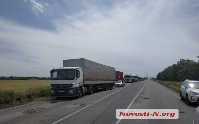 На объездной дороге жуткая авария: автомобиль врезался в зерновоз, пострадали три человека Фото № 9 На объездной дороге жуткая авария: автомобиль врезался в зерновоз, пострадали три человека Фото № 9