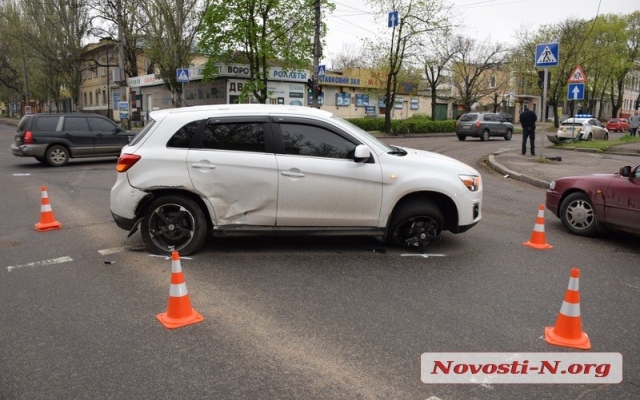 На Пушкинской столкнулись два автомобиля, образовалась пробка Фото № 2 На Пушкинской столкнулись два автомобиля, образовалась пробка Фото № 2