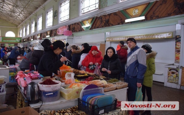 Новогодний бум: на рынках Николаева огромные очереди за колбасой, курицей и корейскими солениями Фото № 10 Новогодний бум: на рынках Николаева огромные очереди за колбасой, курицей и корейскими солениями Фото № 10