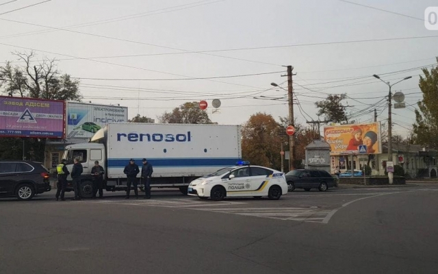 На Пушкинском кольце фура врезалась в автомобиль Фото № 1 На Пушкинском кольце фура врезалась в автомобиль Фото № 1