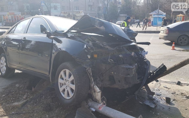 На Богоявленском проспекте столкнулись автомобили Toyota и Renault, есть пострадавшие Фото № 6 На Богоявленском проспекте столкнулись автомобили Toyota и Renault, есть пострадавшие Фото № 6
