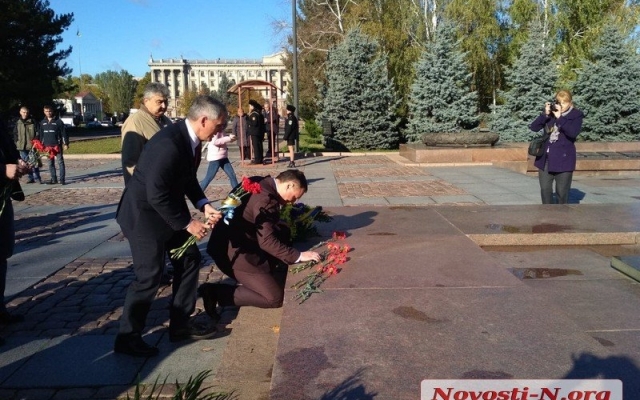 Николаевцы возложили цветы Вечному огню в честь 74-й годовщины освобождения Украины от немецко-фашистских захватчиков Фото № 14 Николаевцы возложили цветы Вечному огню в честь 74-й годовщины освобождения Украины от немецко-фашистских захватчиков Фото № 14