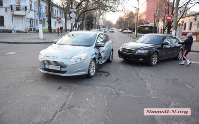 На Спасской водитель так сильно спешил, что не пропустил другой автомобиль Фото № 3 На Спасской водитель так сильно спешил, что не пропустил другой автомобиль Фото № 3