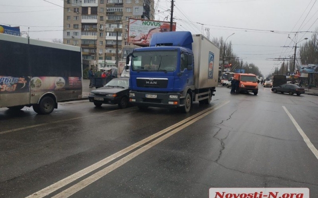 На проспекте Мира произошла авария с участием грузовика и автомобиля Фото № 2 На проспекте Мира произошла авария с участием грузовика и автомобиля Фото № 2