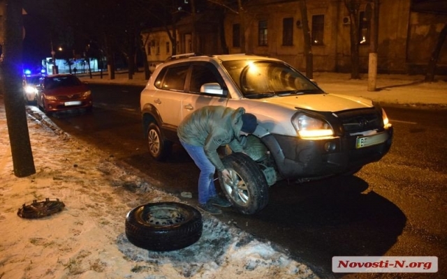 Огромная яма на углу Николаской и Артиллерийской: владельцы трех автомобилей намерены подавать в суд на дорожные службы Фото № 0 Огромная яма на углу Николаской и Артиллерийской: владельцы трех автомобилей намерены подавать в суд на дорожные службы Фото № 0