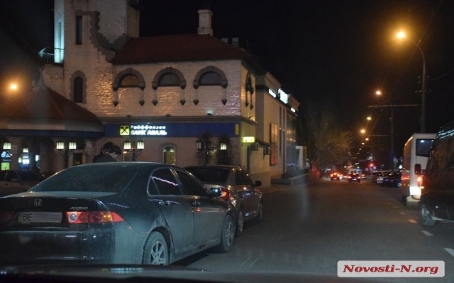 На Центральном проспекте в потоке машин столкнулись два автомобиля Фото № 0 На Центральном проспекте в потоке машин столкнулись два автомобиля Фото № 0