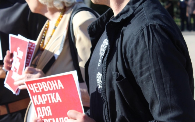 На Соборной площади прошла акция в поддержку украинского режиссера Олега Сенцова, участники объявили однодневную голодовку Фото № 8 На Соборной площади прошла акция в поддержку украинского режиссера Олега Сенцова, участники объявили однодневную голодовку Фото № 8