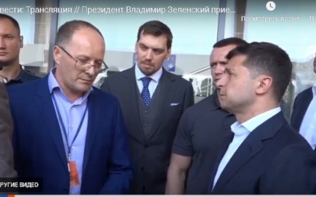 В Николаев прилетел Президент Украины Владимир Зеленский, в аэропорту его встречали чиновники и кандидаты от «Слуги народа» Фото № 0 В Николаев прилетел Президент Украины Владимир Зеленский, в аэропорту его встречали чиновники и кандидаты от «Слуги народа» Фото № 0