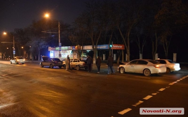 На Героев Украины столкнулись сразу три автомобиля Фото № 4 На Героев Украины столкнулись сразу три автомобиля Фото № 4