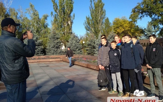 Николаевцы возложили цветы Вечному огню в честь 74-й годовщины освобождения Украины от немецко-фашистских захватчиков Фото № 6 Николаевцы возложили цветы Вечному огню в честь 74-й годовщины освобождения Украины от немецко-фашистских захватчиков Фото № 6
