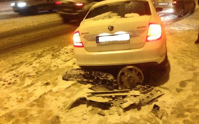 На Пушкинской на скользкой дороге автомобиль вылетел на встречную полосу и протаранил другую машину Фото № 1 На Пушкинской на скользкой дороге автомобиль вылетел на встречную полосу и протаранил другую машину Фото № 1
