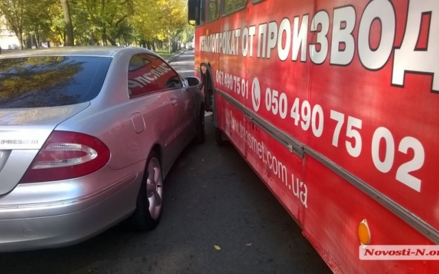 Столкновение троллейбуса и автомобиля создало пробку в районе Центрального проспекта Фото № 2 Столкновение троллейбуса и автомобиля создало пробку в районе Центрального проспекта Фото № 2