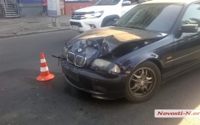 На Центральном проспекте очередная авария с механическими повреждениями Фото № 1 На Центральном проспекте очередная авария с механическими повреждениями Фото № 1