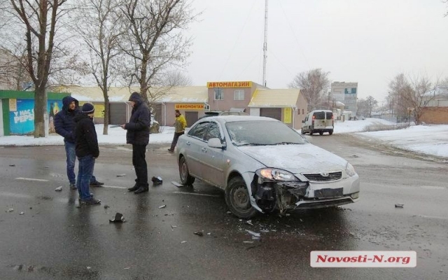 В результате столкновения один из участников аварии врезался в огромный пень Фото № 0 В результате столкновения один из участников аварии врезался в огромный пень Фото № 0