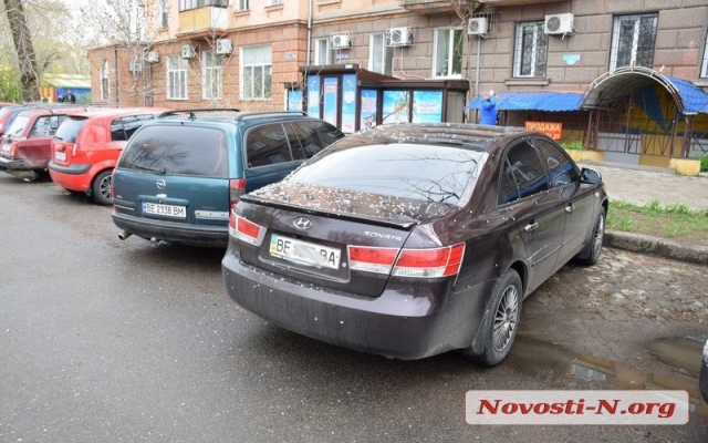 На Декабристов в парковочном кармане столкнулись два автомобиля Фото № 2 На Декабристов в парковочном кармане столкнулись два автомобиля Фото № 2