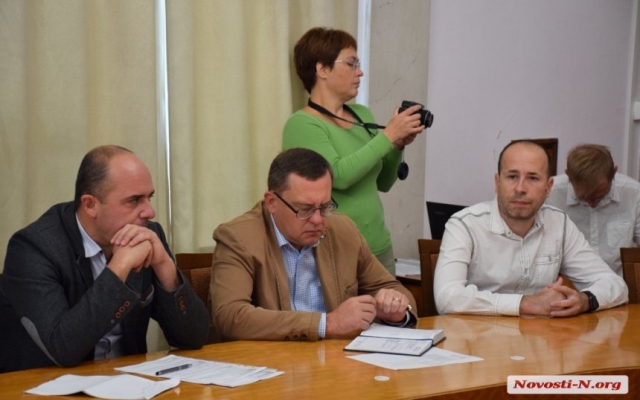 В Николаевском горсовете обсудили вчерашний инцидент – активисты высыпали мусор у входа в администрацию Ингульского района Фото № 3 В Николаевском горсовете обсудили вчерашний инцидент – активисты высыпали мусор у входа в администрацию Ингульского района Фото № 3