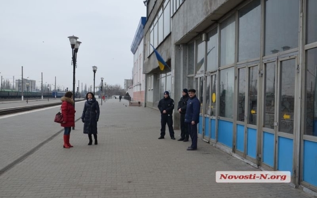 В Николаеве эвакуировали пассажиров ж/д вокзала: в здании обнаружили «бомбу» Фото № 1 В Николаеве эвакуировали пассажиров ж/д вокзала: в здании обнаружили «бомбу» Фото № 1
