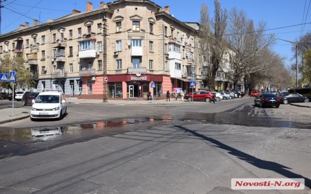 На Потемкинской из-под земли бьет «фонтанчик» сточных вод Фото № 1 На Потемкинской из-под земли бьет «фонтанчик» сточных вод Фото № 1