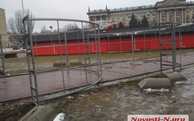 В Николаеве после демонтажа главной новогодней елки световые фигуры и иллюминацию бросили валяться в лужи и грязи Фото № 5 В Николаеве после демонтажа главной новогодней елки световые фигуры и иллюминацию бросили валяться в лужи и грязи Фото № 5