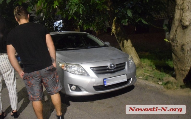 На Чкалова автомобиль въехал передним колесом в полуоткрытый канализационный люк Фото № 2 На Чкалова автомобиль въехал передним колесом в полуоткрытый канализационный люк Фото № 2