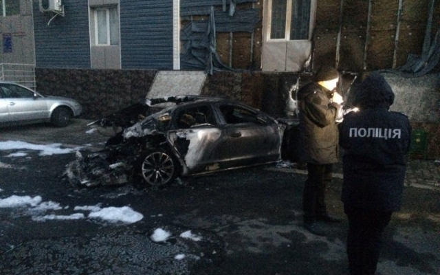 У здания николаевского суда полностью сгорел припаркованный автомобиль Audi Фото № 0 У здания николаевского суда полностью сгорел припаркованный автомобиль Audi Фото № 0
