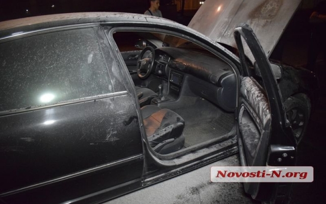 Рядом с Николаевским горисполкомом загорелся автомобиль Фото № 3 Рядом с Николаевским горисполкомом загорелся автомобиль Фото № 3