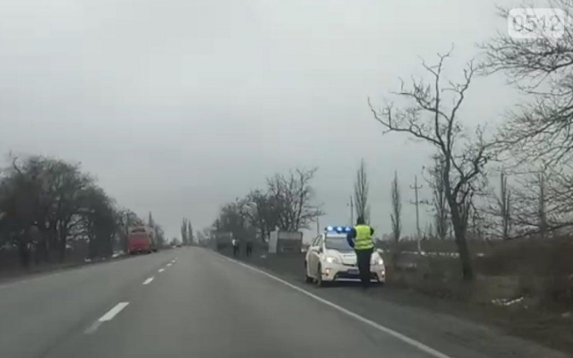 Авария на трассе: автомобиль подрезал фуру и она улетела в кювет Фото № 3 Авария на трассе: автомобиль подрезал фуру и она улетела в кювет Фото № 3