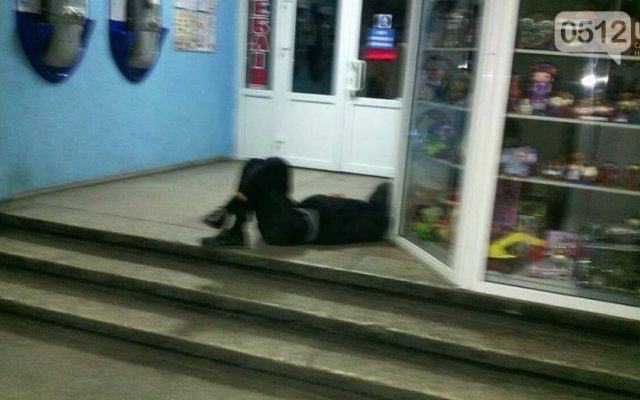 Бомжи постепенно превращают Николаевский автовокзал в свою ночлежку Фото № 7 Бомжи постепенно превращают Николаевский автовокзал в свою ночлежку Фото № 7