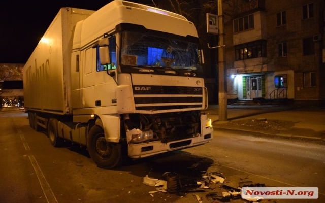 На Большой Морской грузовик врезался в зерновоз Фото № 4 На Большой Морской грузовик врезался в зерновоз Фото № 4