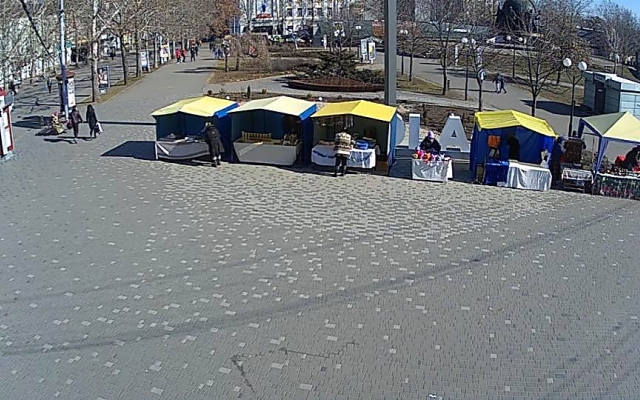 В Николаеве накануне приезда Порошенко торговыми палатками закрыли буквы «I love Mykolaiv» Фото № 7 В Николаеве накануне приезда Порошенко торговыми палатками закрыли буквы «I love Mykolaiv» Фото № 7
