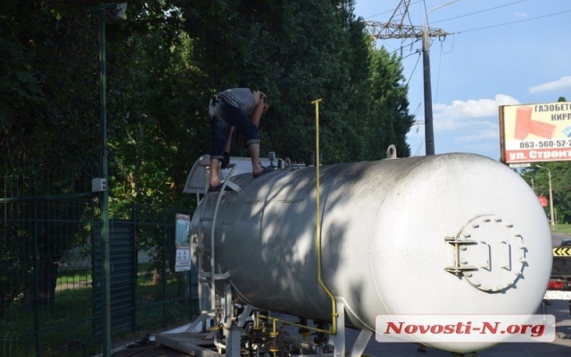 В Николаеве демонтировали газозаправочную станцию, а цистерну с газом привязали веревками к авто и повезли по улицам города Фото № 7 В Николаеве демонтировали газозаправочную станцию, а цистерну с газом привязали веревками к авто и повезли по улицам города Фото № 7