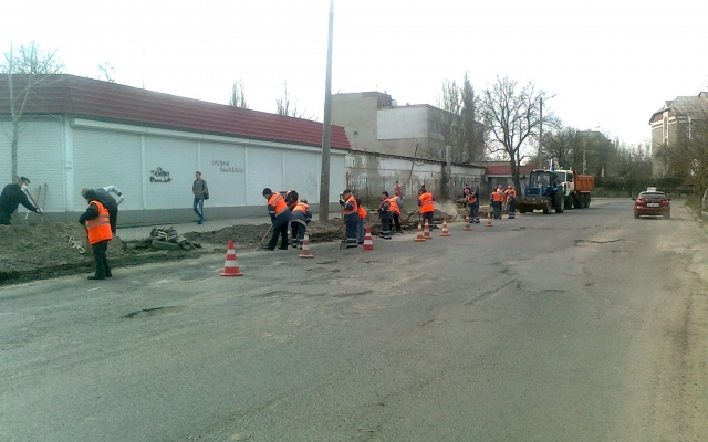 В Центральном районе продолжают убирать улицы от мусор и очищают от грязи прибордюрную часть проезжей части Фото № 6 В Центральном районе продолжают убирать улицы от мусор и очищают от грязи прибордюрную часть проезжей части Фото № 6
