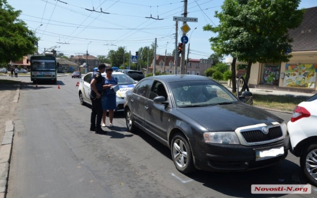 На Садовой столкнулись два легковых автомобиля, временно не ходят троллейбусы Фото № 0 На Садовой столкнулись два легковых автомобиля, временно не ходят троллейбусы Фото № 0