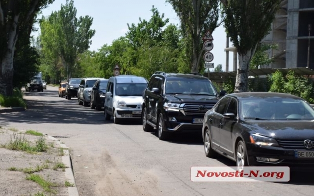 В Николаеве «хроническая пробка» возле Варваровского моста Фото № 2 В Николаеве «хроническая пробка» возле Варваровского моста Фото № 2