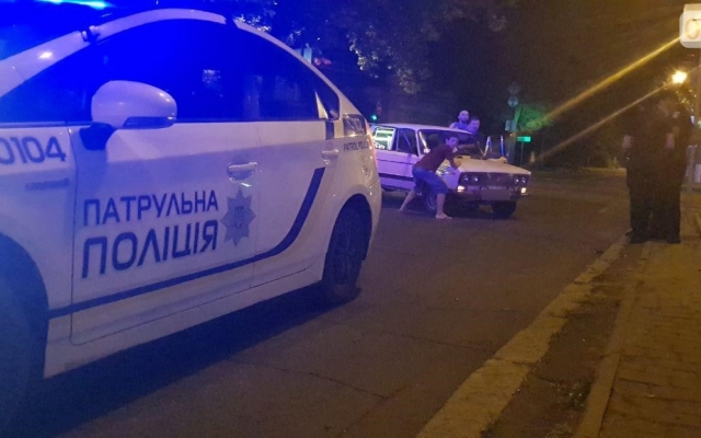 Автомобиль ударился в бордюр и перекрыл движение транспорту Фото № 5 Автомобиль ударился в бордюр и перекрыл движение транспорту Фото № 5