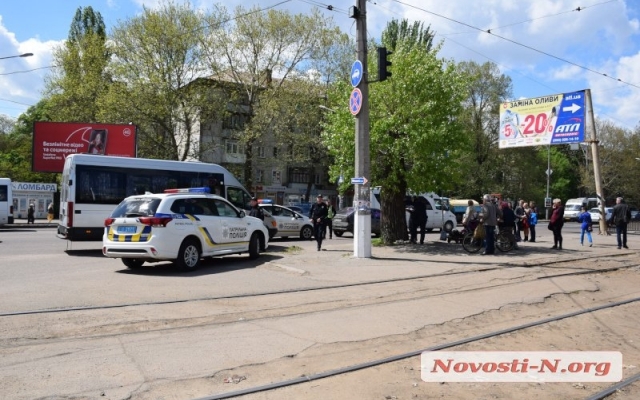После столкновения один из водителей достал биту, разбил чужой автомобиль и избил другого водителя Фото № 3 После столкновения один из водителей достал биту, разбил чужой автомобиль и избил другого водителя Фото № 3