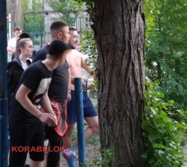 Конфликт на спортплощадке: парень на глазах у всех ударил по лицу молодую маму Фото № 0 Конфликт на спортплощадке: парень на глазах у всех ударил по лицу молодую маму Фото № 0