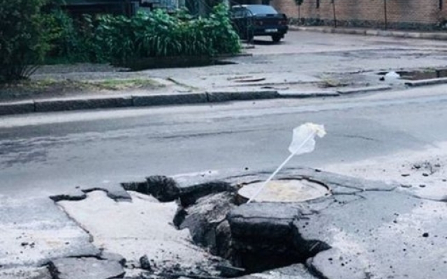 На Шоссейной на проезжей части снова провалился асфальт – образовалась глубокая яма Фото № 0 На Шоссейной на проезжей части снова провалился асфальт – образовалась глубокая яма Фото № 0