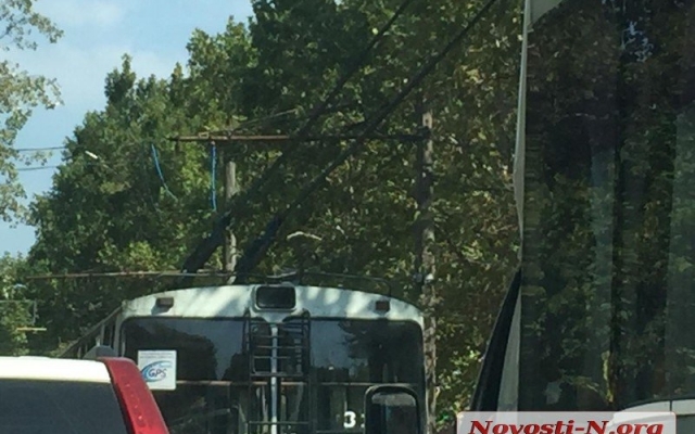 На Центральном проспекте оборвались провода контактной сети, образовалась автопробка Фото № 4 На Центральном проспекте оборвались провода контактной сети, образовалась автопробка Фото № 4