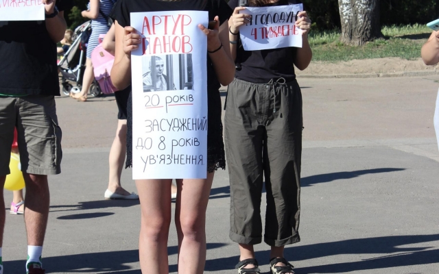 На Соборной площади прошла акция в поддержку украинского режиссера Олега Сенцова, участники объявили однодневную голодовку Фото № 5 На Соборной площади прошла акция в поддержку украинского режиссера Олега Сенцова, участники объявили однодневную голодовку Фото № 5