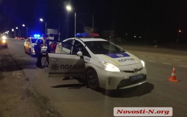 На Богоявленском проспекте молодой мужчина бросился под колеса автомобиля, с тяжелыми травмами его увезли в больницу Фото № 1 На Богоявленском проспекте молодой мужчина бросился под колеса автомобиля, с тяжелыми травмами его увезли в больницу Фото № 1