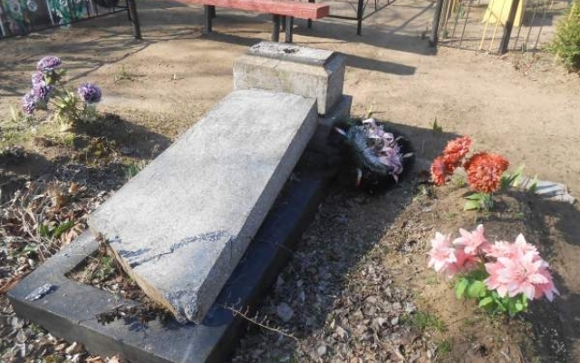 Вандалы разрушают памятники на Николаевских кладбищах Фото № 1 Вандалы разрушают памятники на Николаевских кладбищах Фото № 1