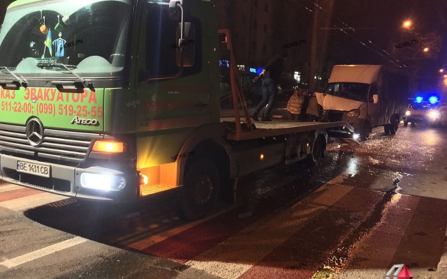 На Центральном проспекте столкнулись две маршрутки, 4 пострадавших пассажиров госпитализировали в больницу Фото № 6 На Центральном проспекте столкнулись две маршрутки, 4 пострадавших пассажиров госпитализировали в больницу Фото № 6