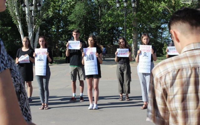 На Соборной площади прошла акция в поддержку украинского режиссера Олега Сенцова, участники объявили однодневную голодовку Фото № 14 На Соборной площади прошла акция в поддержку украинского режиссера Олега Сенцова, участники объявили однодневную голодовку Фото № 14
