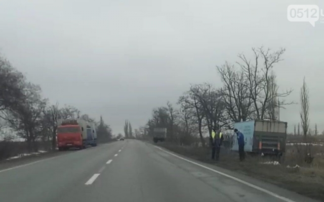 Авария на трассе: автомобиль подрезал фуру и она улетела в кювет Фото № 1 Авария на трассе: автомобиль подрезал фуру и она улетела в кювет Фото № 1