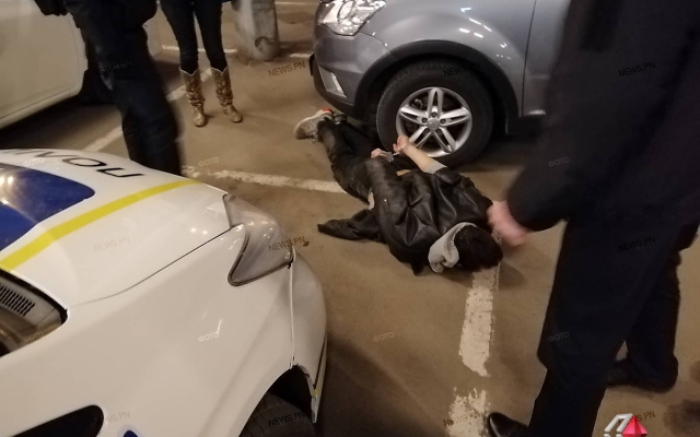 Житель Николаева попался на краже дорогого алкоголя и пытался порезать себе вены Фото № 2 Житель Николаева попался на краже дорогого алкоголя и пытался порезать себе вены Фото № 2