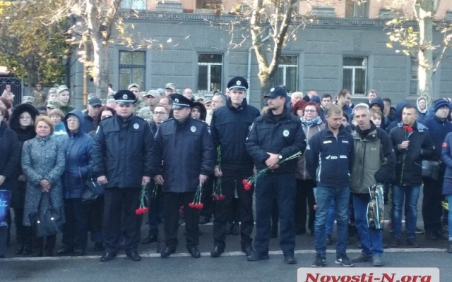 Николаевцы возложили цветы Вечному огню в честь 74-й годовщины освобождения Украины от немецко-фашистских захватчиков Фото № 2 Николаевцы возложили цветы Вечному огню в честь 74-й годовщины освобождения Украины от немецко-фашистских захватчиков Фото № 2