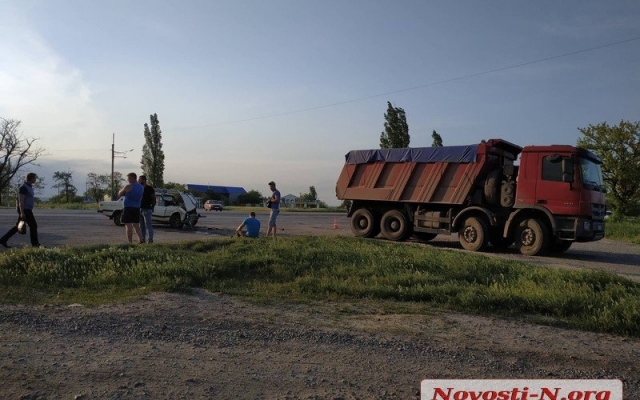 На трассе под Николаевом произошла жуткая авария, есть серьезно пострадавшие Фото № 4 На трассе под Николаевом произошла жуткая авария, есть серьезно пострадавшие Фото № 4