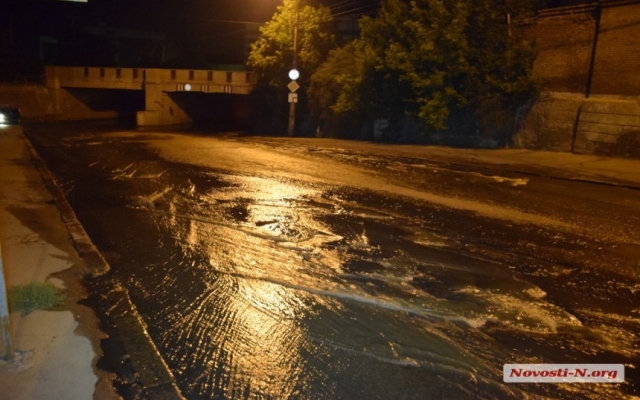 На Скороходова произошел очередной прорыв канализации: образовалась зловонная река и течет в Южный Буг Фото № 4 На Скороходова произошел очередной прорыв канализации: образовалась зловонная река и течет в Южный Буг Фото № 4