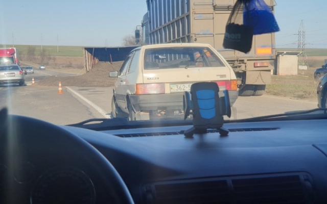 На трассе «Николаев-Одесса» перевернулся грузовик с прицепом, по дороге рассыпалось десятки тонн подсолнечника Фото № 1 На трассе «Николаев-Одесса» перевернулся грузовик с прицепом, по дороге рассыпалось десятки тонн подсолнечника Фото № 1